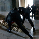 Kong Harald legger ned krans ved Atatürk-mausoleet  (Foto: Lise Åserud / NTB scanpix)